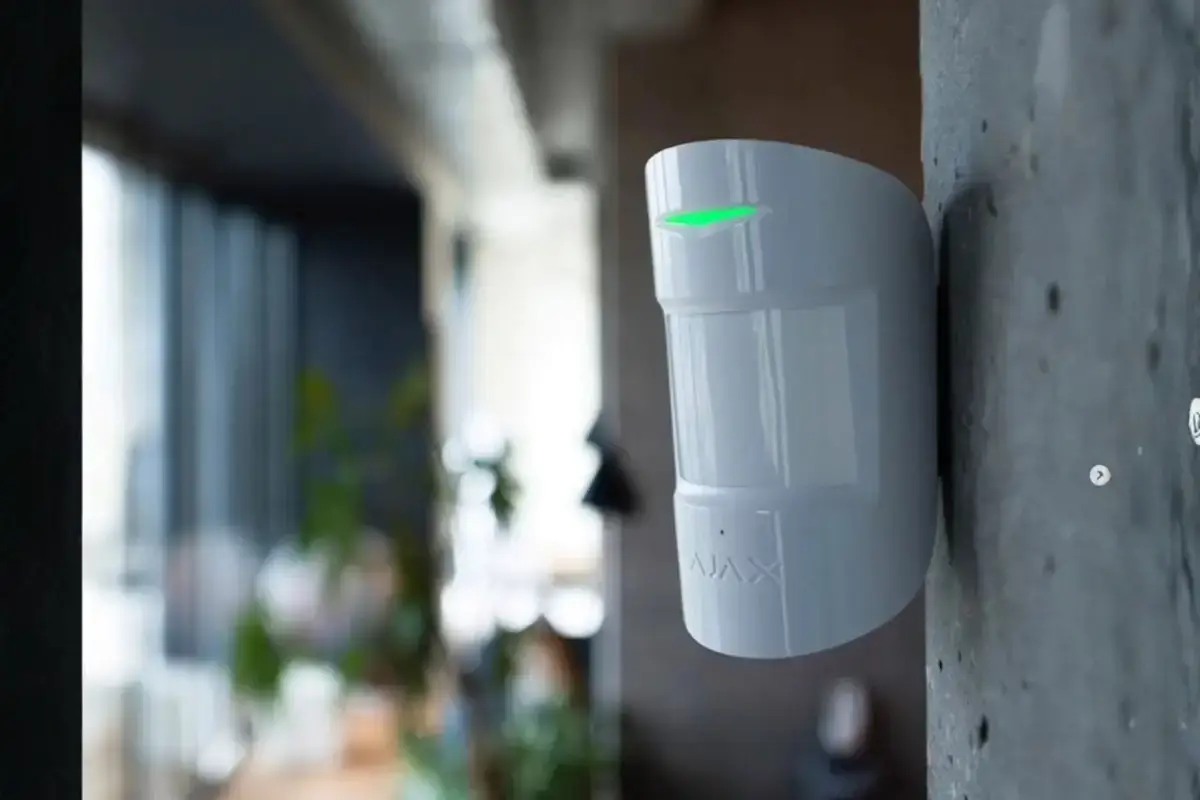 Détecteur de mouvement installé dans un intérieur professionnel par SAS 26.